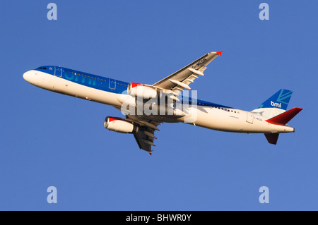 Airbus A321 azionato da BMI arrampicata fuori dal decollo all'Aeroporto di Londra Heathrow Foto Stock