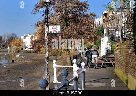 Strand sul verde ,Chiswick Foto Stock