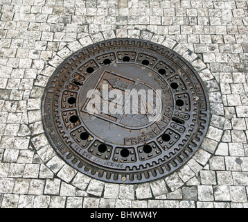 Praga Repubblica Ceca coperchio di scarico in strada Foto Stock