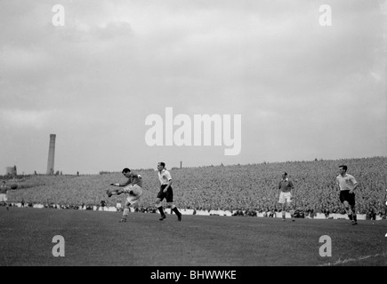 Home Campionato Internazionale e 1954 World Cup Match di qualificazione al Ninian Park di Cardiff. Galles 1 v Inghilterra 4. Azione dal Foto Stock