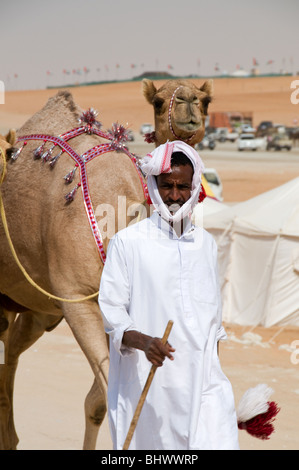 Tradizionalmente condita arabo camel herders Al Dhafra camel festival, Zayed City, Abu Dhabi, Emirati arabi uniti Foto Stock