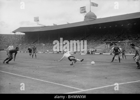 1962 World Cup Match di qualificazione al Wembley Stadium. Inghilterra 2 v Portogallo 0. L'Inghilterra del diritto interno Bryan Douglas germogli Foto Stock