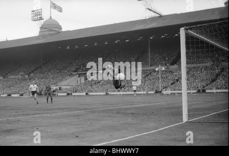 1962 World Cup Match di qualificazione al Wembley Stadium. Inghilterra 2 v Portogallo 0. Portiere portoghese Perieira fa un battenti salva Foto Stock