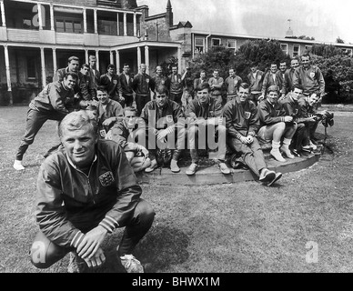 England Football capitano Bobby Moore e il 1966 Coppa del Mondo squadra di calcio Foto Stock