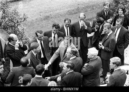 I membri dell'Inghilterra World Team Cup incontrare Sean Connery durante una visita ai Pinewood Studios cinematografici di casa del Regno Unito industria cinematografica. Connery è attualmente riprese "Si vive solo due volte l' il quinto film della saga di James Bond serie. Luglio 1966 Foto Stock