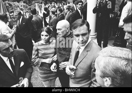 Il 1966 Inghilterra World Team Cup visita Pinewood Studios e trascorrere del tempo sul set del nuovo film di James Bond si vive solo due volte Foto Stock