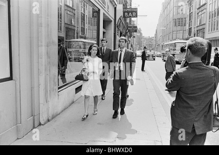 1966 World Cup in Inghilterra. Inghilterra hat trick hero Geoff Hurst con la moglie a Londra per la sua strada verso il Royal Garden Foto Stock