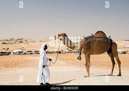 Tradizionalmente condita arabo camel herders Al Dhafra camel festival, Zayed City, Abu Dhabi, Emirati arabi uniti Foto Stock