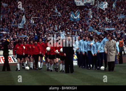 Finale di League Cup a Wembley Stadium Manchester City 2 v Newcastle United 1 le due squadre entrano in campo prima della partita Febbraio 1976. Esso ha preso Regno quasi 16 anni per fare una buona impressione sul Football League Cup poiché ha cominciato durante il 1960. I Magpies ha raggiunto la finale nel 1976, Gordon Lee con stand-in il capitano Tommy Craig led uniti a Wembley nel loro percorso rosso-adatta ad affrontare il Manchester City - il club essi ultimo di fronte a Wembley indietro nel 1955. Foto Stock