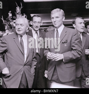 Harold Wilson incontra Bobby Moore e Jimmy Greaves membri della squadra dell'Inghilterra in occasione di un ricevimento in onore della Coppa del Mondo della squadra vincente Jimmy ciccioli Foto Stock
