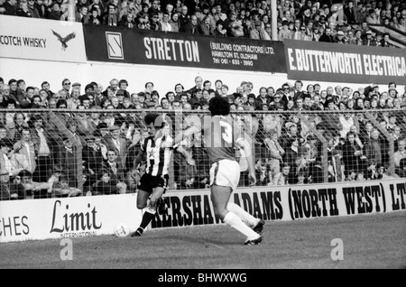 Oldham 2 v. Newcastle United 2. Divisione calcio 2.. Ottobre 1982 mostrato contro Oldham, Terry McDermott era stato al regno Foto Stock