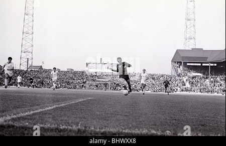 La Coppa del Mondo contro la Bulgaria Ungheria xxi Luglio 1966 Albert (centro) di Ungheria circa a sparare per raggiungere l'obiettivo. L'obiettivo è stato salvato dal portiere bulgaro. Bene di Ungheria precipita dal lato. Foto Stock