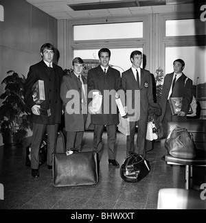 Sport-Football Inter City Fiere Cup: Oporto v Newcastle United. Wyn Davies e Jim Smith rilassarsi in autobus dopo il loro arrivo Foto Stock