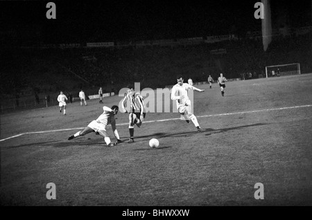 Sport-Football Inter City Fiere Cup: Oporto v Newcastle United. Dyson scivola passato due difensori di Porto ma la palla va subito Foto Stock