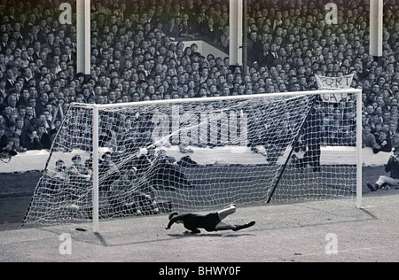 Coppa del Mondo Corea del Nord contro il Portogallo il 24 luglio 1966 Owens e Mealey Eusebio punteggi del Portogallo secondo obiettivo da una sanzione - Ri Foto Stock