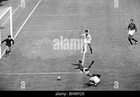 Coppa del Mondo Corea del Nord contro il Portogallo il 24 luglio 1966 Owens e Mealey Eusebio vola attraverso l'aria dopo un placcaggio - l'arbitro assegnata una penalità W7084 31d Foto Stock