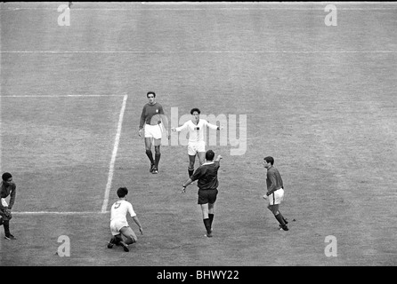 Coppa del Mondo Corea del Nord contro il Portogallo il 24 luglio 1966 Owens e Mealey l'arbitro awards una penalità per il Portogallo dopo Eusebio è stata sporcata da una Corea del Nord player W7084 32 Foto Stock