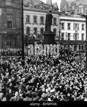 Finale di FA Cup 1952. Newcastle United vs Arsenal. 03/05/1952. Essi si è rivelato in vigore quando il Newcastle United, conquistando gli eroi di Wembley, avendo battuto Arsenal 1-0 per vincere la F.A. Cup, è venuto a casa il 5 maggio. L'ufficio in background (centro) quindi alloggiata la sera cronaca. Oltre 250.000 tifosi riempito le strade di Newcastle come il treno ha attraversato il Tyne Bridge da Kings Cross. Una processione di scoperto in pullman fiancheggiato dalla polizia outriders serpeggiava il suo modo attraverso la città con i sostenitori in corrispondenza di ogni punto di vista, alcune su molto precaria cenge e tetti. Foto Stock