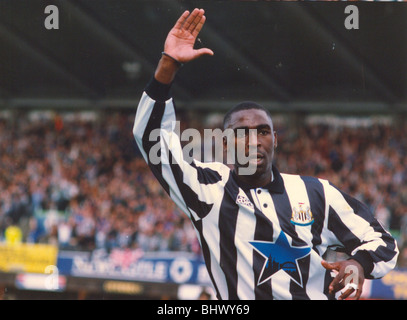 Newcastle United player Andy Cole Ottobre 1993 Verso la fine della stagione 1992/3 Keegan ha iniziato a pianificare per la vita nel mondo nuovo che è stato bollato il Premiership. Nel marzo 1993 ha spruzzato fuori £1,75 m per il largamente sconosciuto Inghilterra sotto-21 scontrino Andy Cole. Che cosa un impatto avrebbe dovuto! Cole era prendere il n. 9 camicia e il cliente un record 41 obiettivi per il club nella sua prima stagione completa. Foto Stock