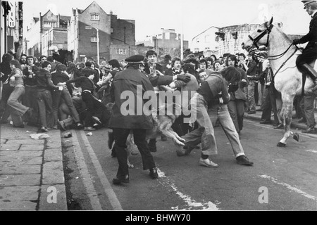 Newcastle United v Sunderland 24 Febbraio 1979 - Ventole e scontro di polizia su Neville Street a Newcastle problemi sulle strade di Foto Stock