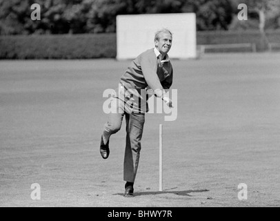 Calciatore inglese Bobby Charlton rilassa la riproduzione di cricket prima di prendere parte nella finale di Coppa del Mondo contro la Germania Ovest 29/07/1966 Foto Stock