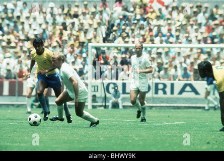 World Cup 1970 gruppo C Inghilterra 0 Brasile 1 Jalisco, Guadalajara Bobby Charlton orologi come Francesco Lee prende il controllo di palla Foto Stock