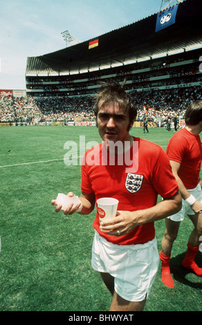 World Cup Quarti di Finale 1970 Inghilterra 2 Germania Ovest 3 dopo un tempo supplementare Estadio Nou Camp, Le-n Terry Cooper Inghilterra tenendo una tazza e un pezzo di ghiaccio. Messico Foto Stock