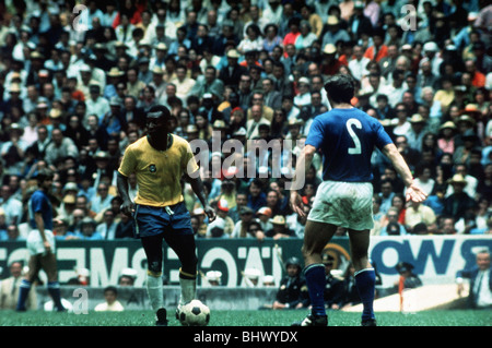 Football World Cup Final 1970 Brasile 4 Italia 1 in Città del Messico Pele giocando per il Brasile Foto Stock