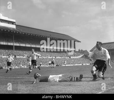 Tottenham Hotspur v West Bromwich Albion 23 agosto 1952. Leslie Dicker (speroni) riceve la palla passa Norman Heath (WBA) portiere durante un tentativo sul traguardo. Il punteggio finale è stato un quattro tre vittoria a West Bromwich Albion *** Caption locale *** Watscan - - 17/03/2009 Foto Stock