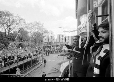 Sprona homecoming dopo la vittoria della FA Cup. Garth uncini e Ricardo Villa visualizzare il trofeo ai tifosi. Il 15 maggio 1981. FA Cup Foto Stock