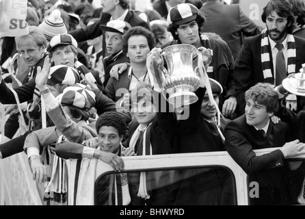 Sprona homecoming dopo la vittoria della FA Cup. Il 15 maggio 1981. Finale di FA Cup replay 1981. Tottenham Hotspur 3 v. Manchester City 2. Foto Stock