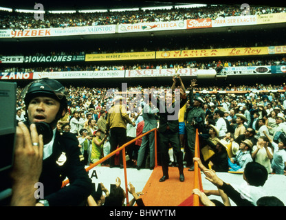 World Cup match finale presso lo Stadio Azteca di Città del Messico Brasile 4 v Italia 1 capitano brasiliano Carlos Alberto detiene aloft Jules Rimet World Cup Trofeo dopo la presentazione di giugno 1970 Foto Stock