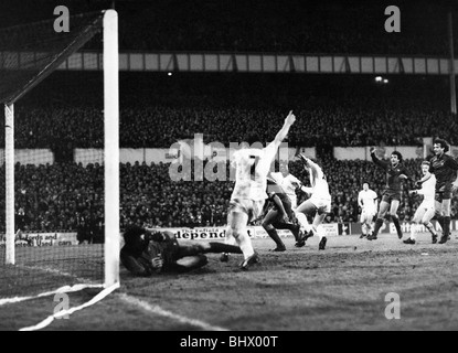 European Cup Winners Cup Semi finale prima gamba corrispondono a White Hart Lane. Tottenham Hotspur 1 v Barcellona 1 spinge i giocatori Foto Stock