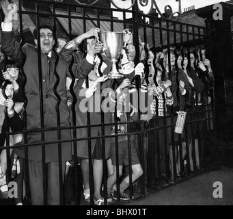 Tottenham Hotspur fans festeggiare per le strade di Londra come il team di tornare a casa dopo aver sconfitto Atletico Madrid 5-1 in Foto Stock
