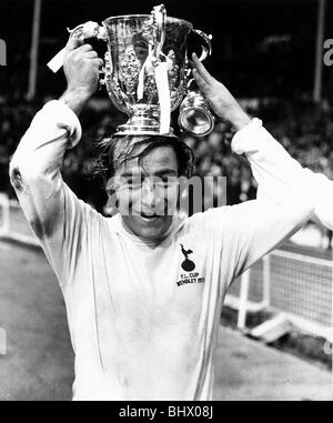 Ralph Coates di Tottenham Hotspur tenendo la League Cup Trofeo sulla sua testa dopo Spurs beat Norwich City 1-0 in Coppa di Lega Foto Stock