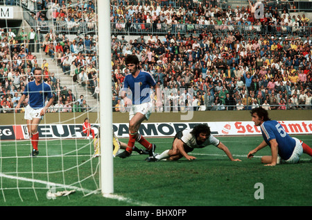 Coppa del Mondo di Calcio 1974 in Germania Ovest 2 Holland 1 a Monaco di Baviera Gerd Muller (Germania) punteggi secondo gol contro l'Olanda Foto Stock