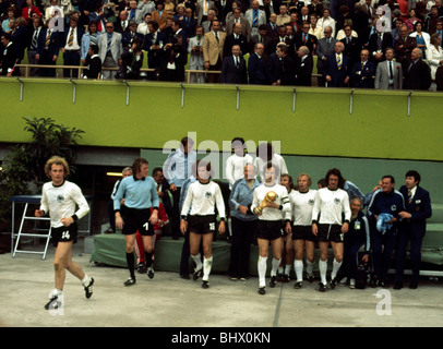 1974 Finale di coppa del mondo, allo Stadio Olimpico di Monaco di Baviera. Germania Ovest 2 v Holland 1. West team tedesco celebrare con trofeo. Luglio 1974 Foto Stock