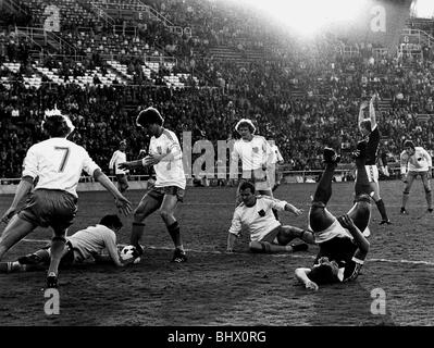 Coppa del Mondo di Calcio 1978 Scotland 3 Holland 2 in Mendoza Jan Jongbloed (Olanda) dà la palla al suo detentore dopo aver lasciato Graeme Souness (Scozia) stare sdraiato sulla schiena Foto Stock