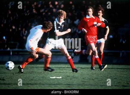 Coppa del Mondo di Calcio 1978 Scotland 3 Holland 2. Mendoza Asa. Hartford (Scozia) battiti Poortvliet (Olanda) Graeme Souness (destra) Foto Stock