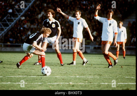 Coppa del Mondo di Calcio 1978 Scotland 3 Holland 2 Mendoza Asa Hartford con sfera, Graeme Souness, Willy van der Kerkof & Poortvriet Foto Stock