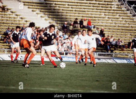 Coppa del Mondo di Calcio 1978 Scotland 3 Holland 2 in Mendoza Joe Jordan di Scozia inizia un attacco guardato da W Suurbier (20) Bruce Rioch e Asa Hartford Argentina azsport Foto Stock