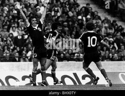 Coppa del Mondo di Calcio 1978 Scotland 1 Perù 3 a Cordoba Joe Jordan celebra il punteggio contro il Perù Joe Giordania a braccia alzate, Stuart Kennedy 13 Asa Hartford Foto Stock