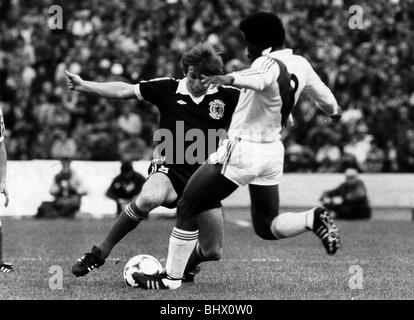 Coppa del Mondo di Calcio 1978 Perù 3 Scozia 1 in Cordobas Kenny Dalglish (Scozia) affronta Rodolfo Manzo (Perù) Foto Stock