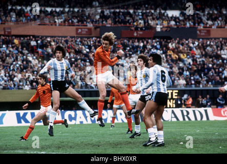 Finale di coppa del mondo 1978 Holland v Argentina football Johnny Rep nel centro di aria, Passarella Foto Stock