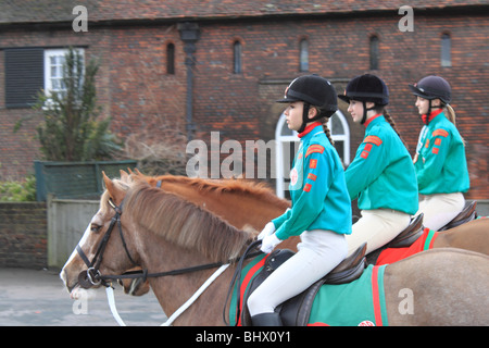 Horse Rangers sfilata di associazione alla Cappella Reale, Hampton Court Palace per un servizio per commemorare la Festa del Fondatore Foto Stock