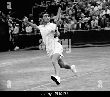 British giocatore di tennis John Barrett contro Ken ROSEWALL dell Australia durante la mens Singles corrispondono a Wimbledon. 23 Giugno 1956 Foto Stock
