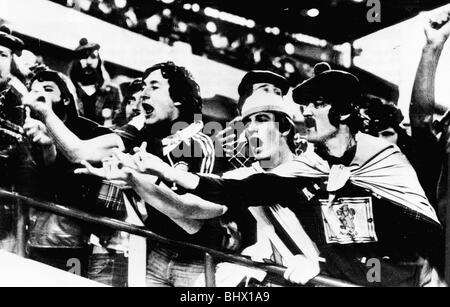 Coppa del Mondo di Calcio 1978 Scotland 1 Iran 1 a Cordoba tifosi scozzesi sfogare la loro rabbia dopo il loro team non è riuscito a vincere. Foto Stock