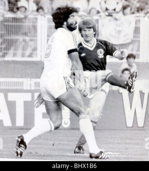 1982 Coppa del Mondo di calcio in Spagna Nuova Zelanda v Scozia Gordon Strachan in azione Giugno 1982 Foto Stock
