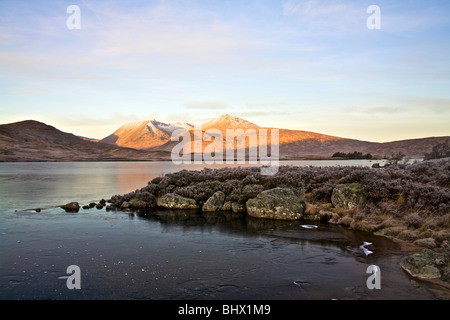 Congelati Lochan na h'Achlaise su Rannoch Moor, Scozia Foto Stock