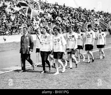 Parigi 1922 British Donne Squadra alla cerimonia di apertura della prima pista internazionale di soddisfare per le donne detenute su xx Foto Stock